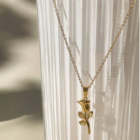 Waterproof rose necklace - Picture 3 of 5